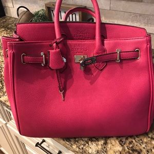 Large pink purse! Super cute with lock